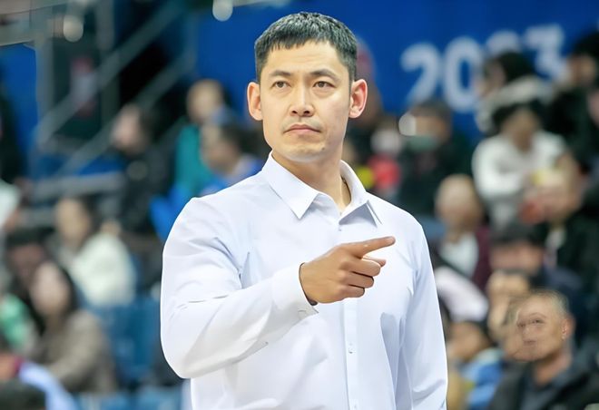 赢辽宁4分！张庆鹏赛后点赞北控队1人：中国男篮后卫线的担当...