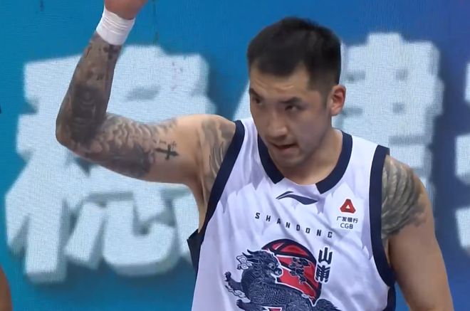 三连败！山东男篮又输了，外援19投仅21分，邱彪如何救赎