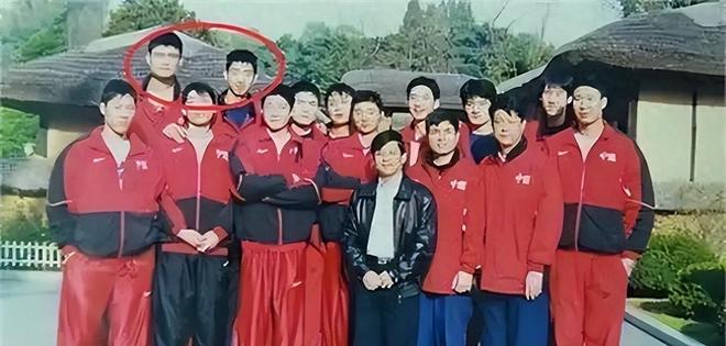 他是姚明前隊(duì)友，因傷病缺錢(qián)治療，癱瘓?jiān)诖?，?0歲母親拾荒生活...