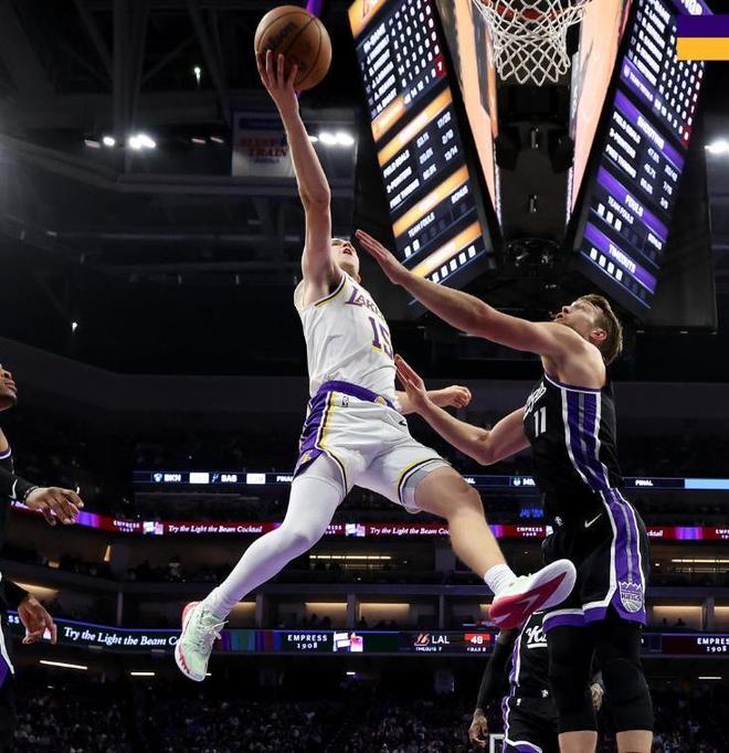 生涯新高51分封神！里夫斯神勇表現(xiàn)擊敗國(guó)王，威少半場(chǎng)爆發(fā)難救主