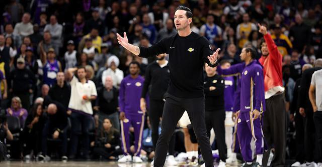 雷迪克：缺乏持球手讓進(jìn)攻變得艱難 但年輕球員能從中學(xué)到東西