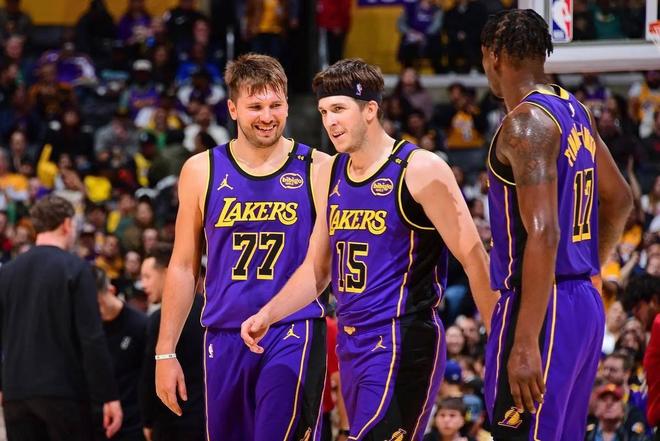 湖人双星合砍74分取首胜!东契奇回应里夫斯罚球调侃,互动太逗了