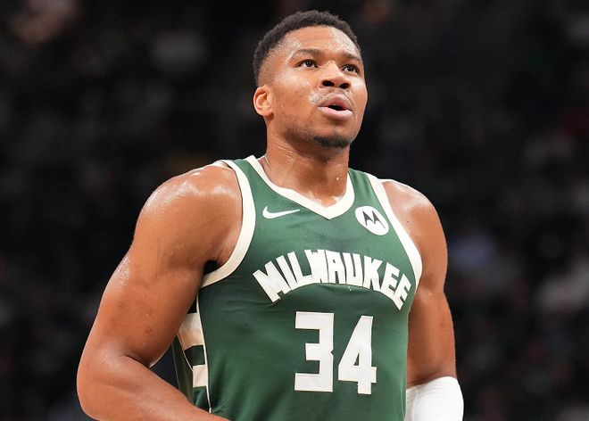 31分20板7助!字母哥创神级纪录,库兹马伤情更新,雄鹿被低估了