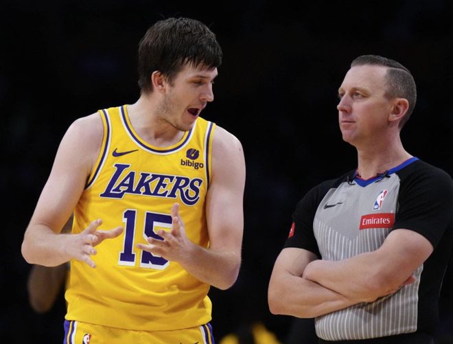 里夫斯三節(jié)18罰，湖人全隊(duì)罰球39-11！這還是客場(chǎng)，裁判真不演了