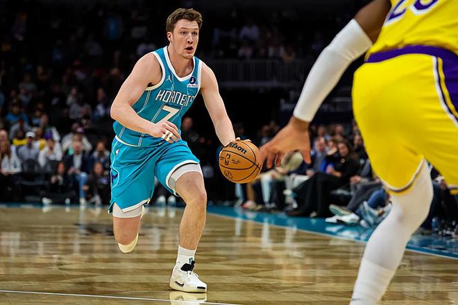 面对湖人继续稳定输出,侧翼新星在混乱的黄蜂能否顺利成长?