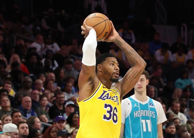 恭喜!湖人1100万捡漏31岁防守王牌:13分7断,东契奇获冲冠绝配