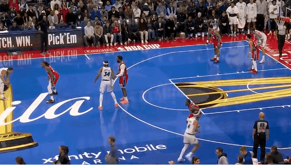 庄神弄鬼时刻,德拉蒙德与对手发生冲突后摆出滑稽拳击姿势