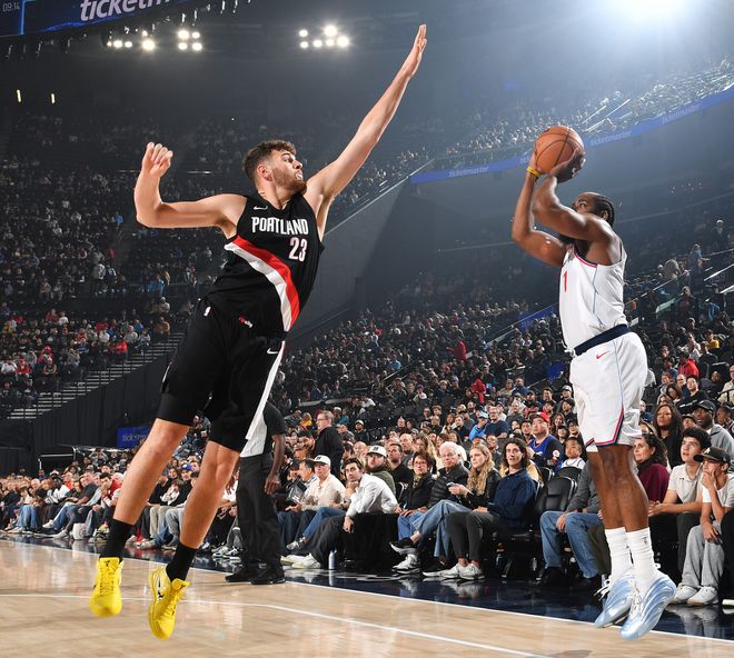 轟20+13引三人20+取連勝：36歲哈登成老快船舵手 小卡可專注攻堅(jiān)