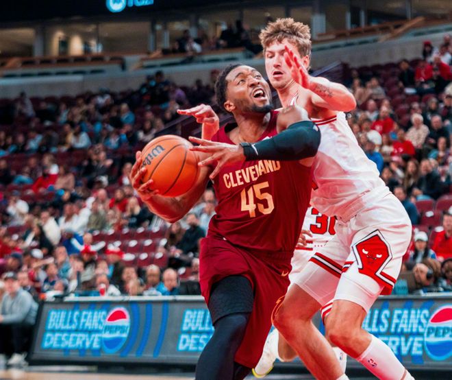 骑士vs雄鹿前瞻：字母哥大战米切尔，两队三分投射见真章...