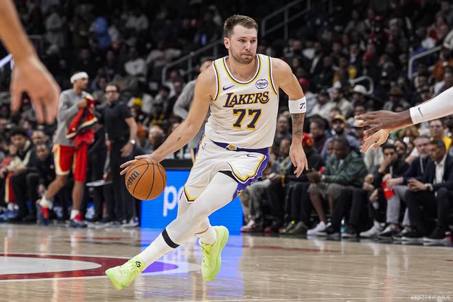 湖人消息：東契奇劍指mvp，里夫斯遭哄搶?zhuān)瑧?zhàn)雷霆出場(chǎng)更新