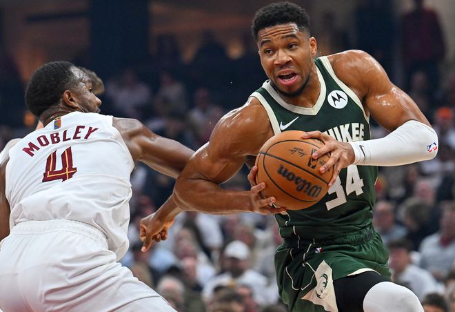 揚(yáng)尼斯空砍40+14+9顯悲涼！雄鹿攻防兩端全靠他 美記：隊(duì)史最佳