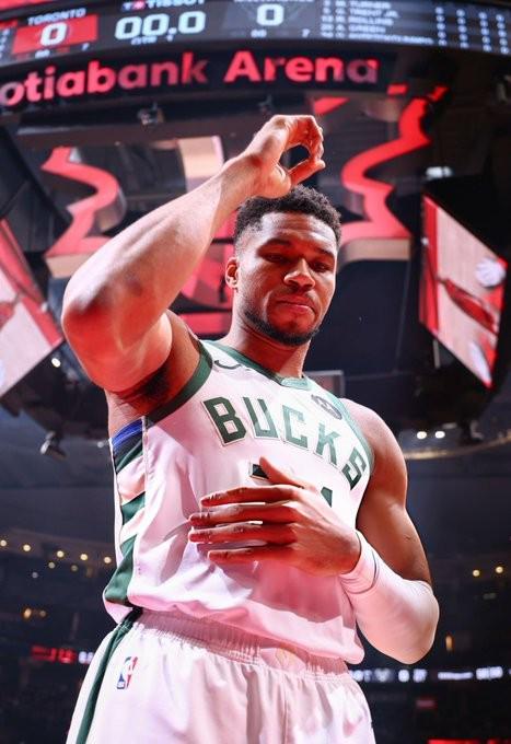 希腊怪兽,字母哥14中11砍31分20板7助1帽,三分2中2罚球12中7