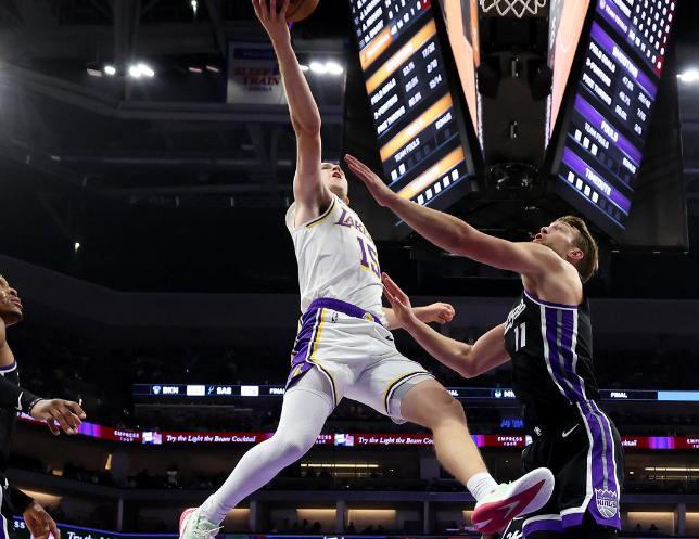 艾頓暴走里夫斯51+11+9，威少戰(zhàn)舊主飆4記三分，殘陣湖人力克國王