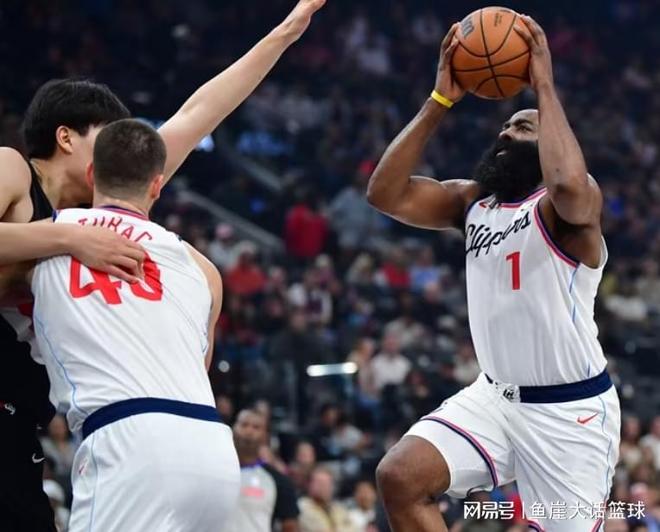 快船拒開(kāi)拓者逆轉(zhuǎn)！哈登20+13全隊(duì)第一，楊瀚森2+1，倫納德30+10