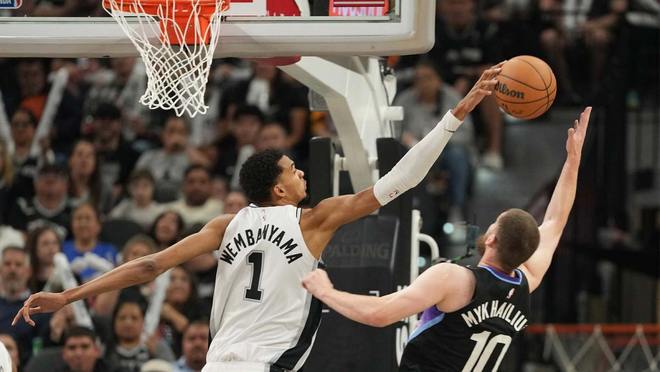 佩服，皮尔斯难以置信马刺队的文班亚马“接受”替补出场...