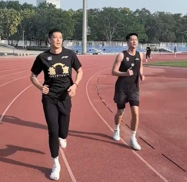 张庆鹏正式带队训练！全队晨练大汗淋漓，未见4将，调整还将继续