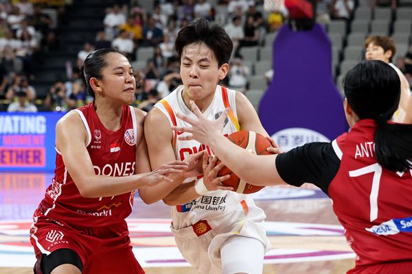 楊家姐妹扛大旗：楊力維6中5全隊(duì)最高分 楊舒予12分罰球成短板