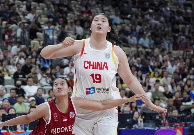 大勝51分開(kāi)門紅！2米26張子宇首秀轟13+4，中國(guó)女籃雙塔制霸無(wú)解