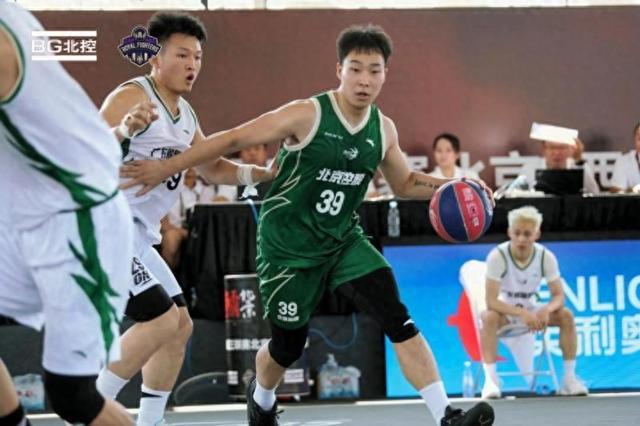 北控超三聯(lián)賽兩連勝 張慶鵬帶球員助威