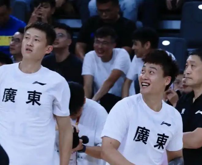 為保護趙睿，周鵬一拳干翻對手，廣東隊的傳統就是以硬碰硬