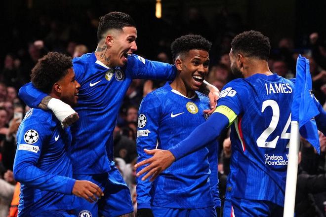 体坛联播｜切尔西三球完胜十人巴萨，世界杯抽签分档出炉...