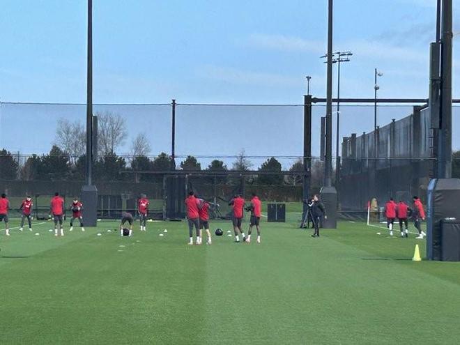 利物浦舉行歐冠賽前公開訓練,遠藤航、基耶薩、加克波缺席