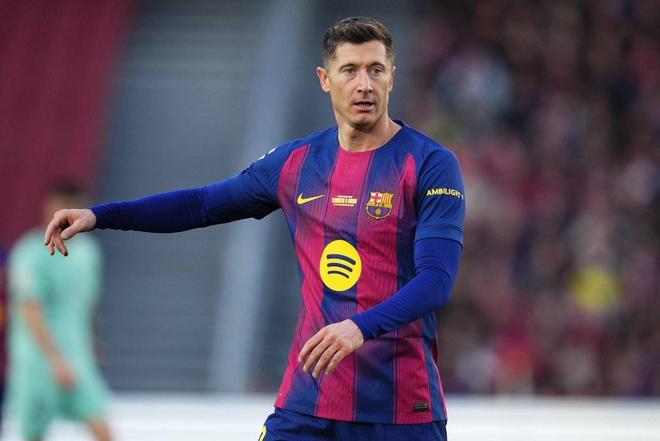 莱万过去15次首发出战法兰克福斩15球,曾两次上演帽子戏法