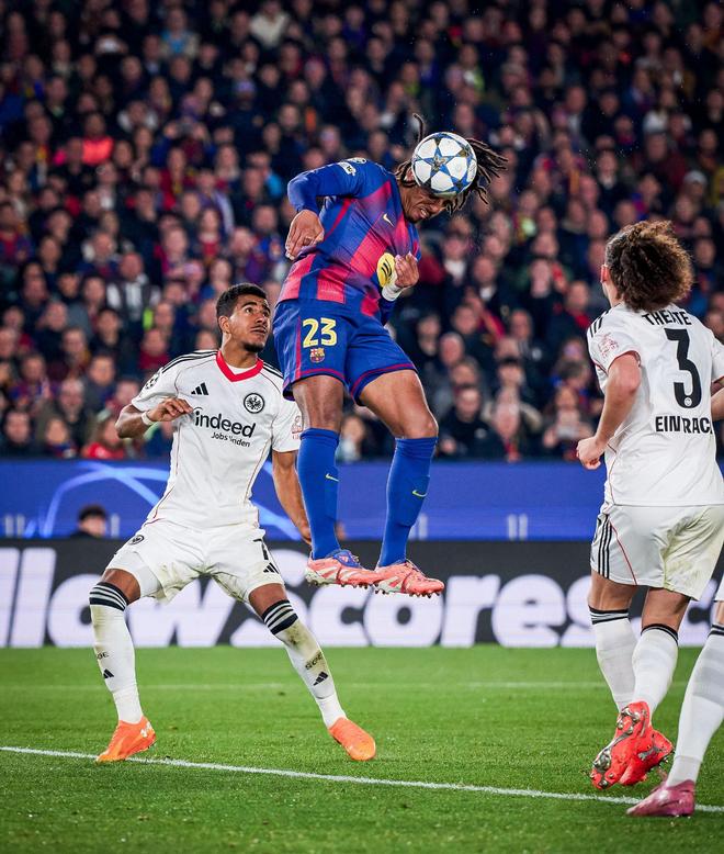 欧冠:巴萨铁卫三分钟完成救赎:梅开二度助巴萨逆转