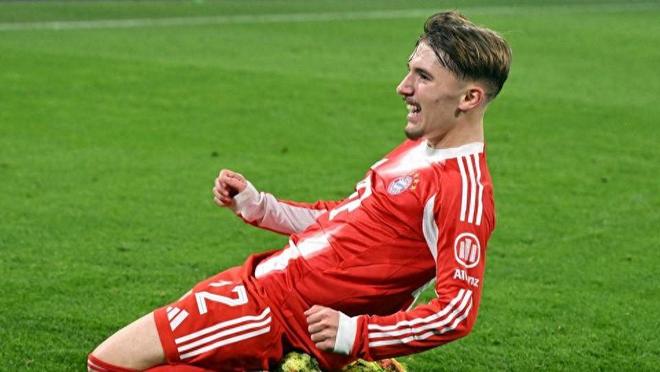 17岁拜仁神童创欧冠纪录,闪耀安联球场