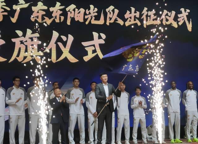 广东男篮举办CBA出征仪式:朱芳雨放话冲第12冠,杜锋点名崔永熙