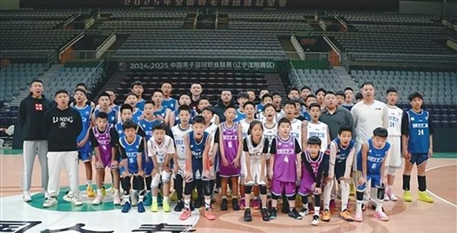 文艺二校男篮“牵手辽宁男篮小手拉大手”,续写辽宁篮球冠军荣光