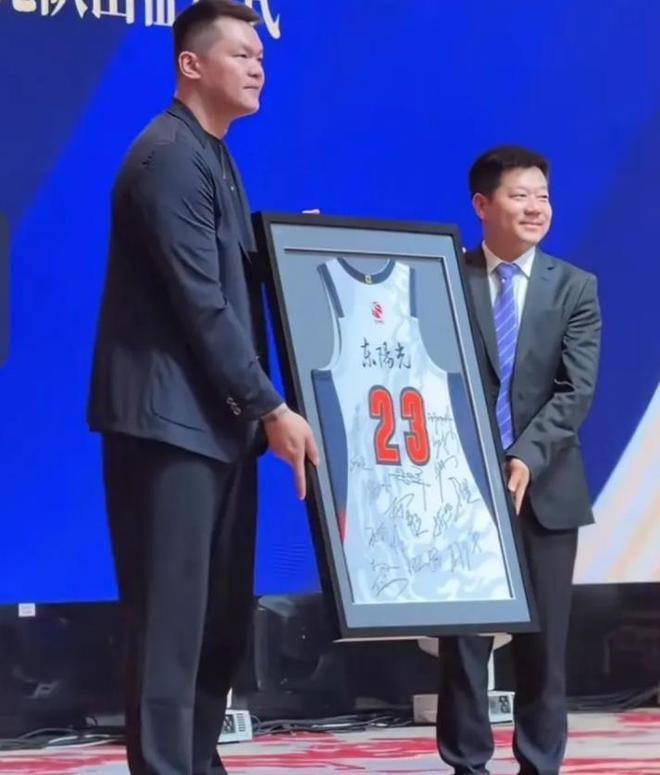 温馨一幕!广东队为已故球迷送上签名球衣 朱芳雨留言回复