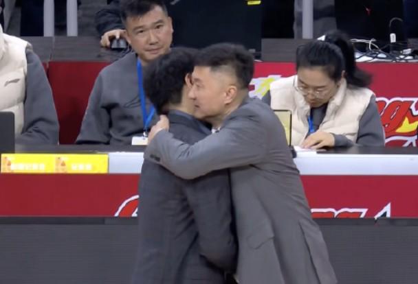 杜锋：职业球员和教练都背负着巨大压力，希望大家能多点包容