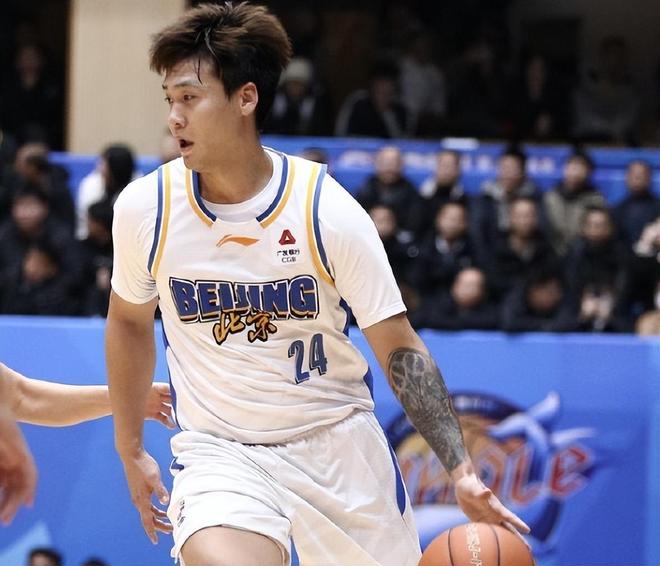 6连胜追平广东！周琦伤停北京仍逆转新疆 赵睿23+6+5献关键篮板