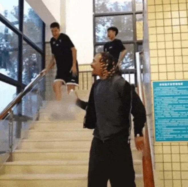两个老6！杜润旺和徐杰模仿麦考尔下楼梯 后者被逗得大笑