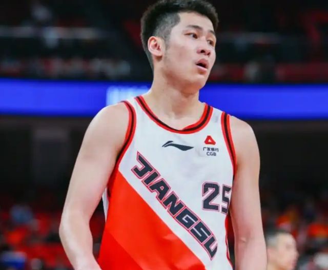 7场比赛3场被弃用！单场29分国手后卫沦为龙套 不该投上海男篮？...