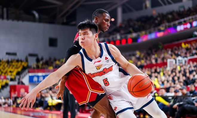 破案！家政被黑肘干翻，裁判死活不看回放原因找到，贾明儒教得好