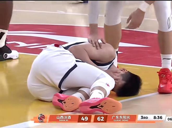 赢了但笑不出来！广东7连胜背后，那记让全联盟皱眉的冲撞