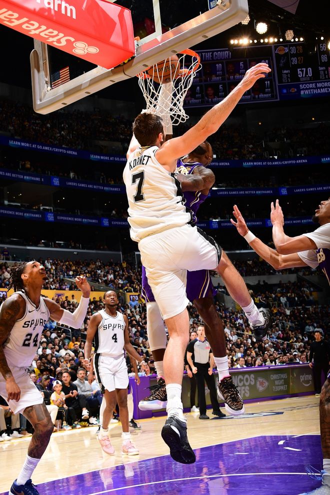 詹姆斯快41岁还能隔扣和追帽!不愧历史第一人!