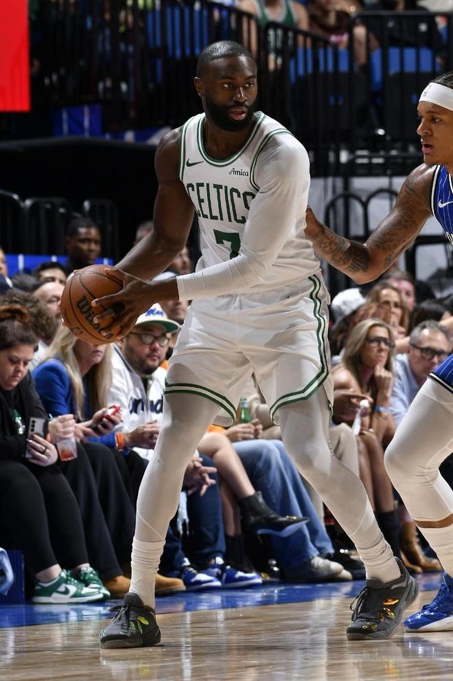 绿军逆转险胜魔术双方6人20+对攻 布朗27分班凯罗28+6