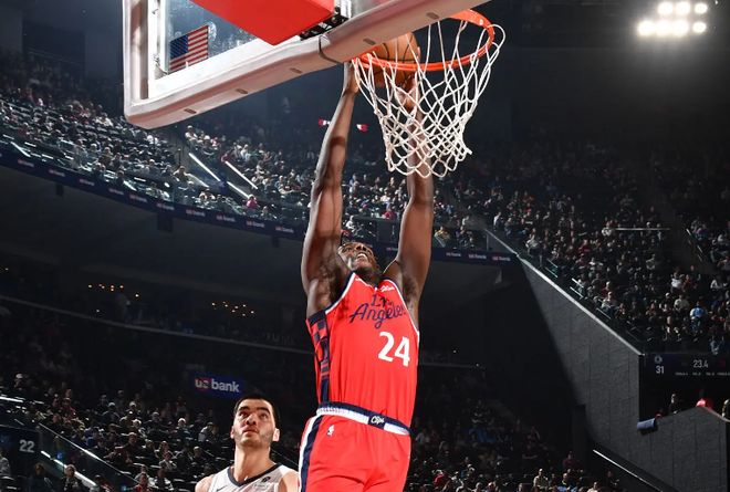 明年可能都要失业了,难得得到机会的快船锋线新星肯定有些着急