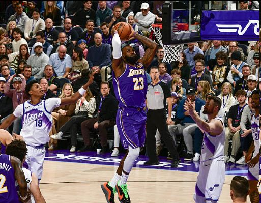 詹姆斯40岁后5次25分10助！赛后：很感激膝盖被撞但没有出事...