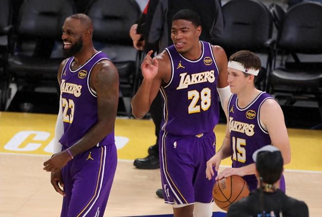 詹姆斯低迷，里夫斯放開掄，角色球員給力，湖人壓制東部勁旅