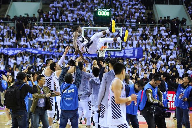 马刺替补狂砍25分完爆雷霆！深度板凳才是争冠密钥？