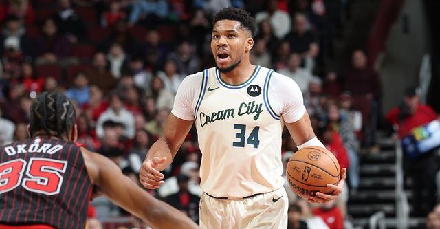 字母哥谈最后时刻争议扣篮：现在我们是在为生存而战