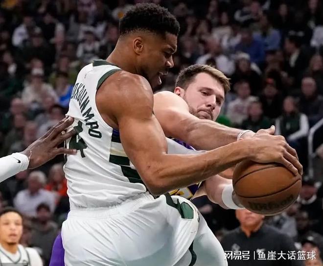 NBA新排名!湖人紧追火箭,一队给马刺送温暖,卫冕冠军强敌出现