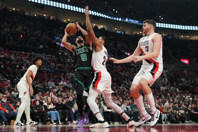 巴恩斯23+25+10无缘今日最佳球员！因为小卡55+11+5+3创9项纪录！