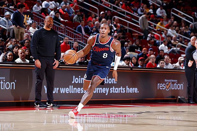 命中几个三分送出几次助攻,快船后场大闸在进攻端也不是一无是处