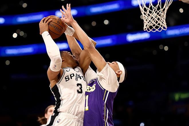 本赛季的状态大幅回暖了！马刺侧翼大将找回了应有的水准？...