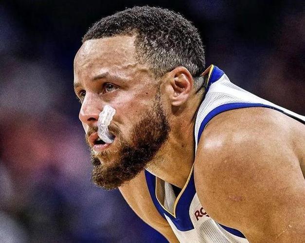 库里突发伤病!股四头肌挫伤,一瘸一拐离场,紧急接受 MRI 检查